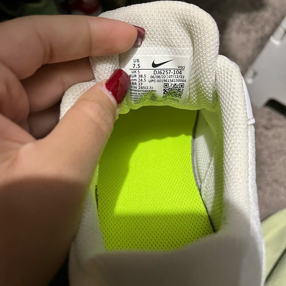 Nike Women's White Mesh Sneakers - Picture 7 of 8